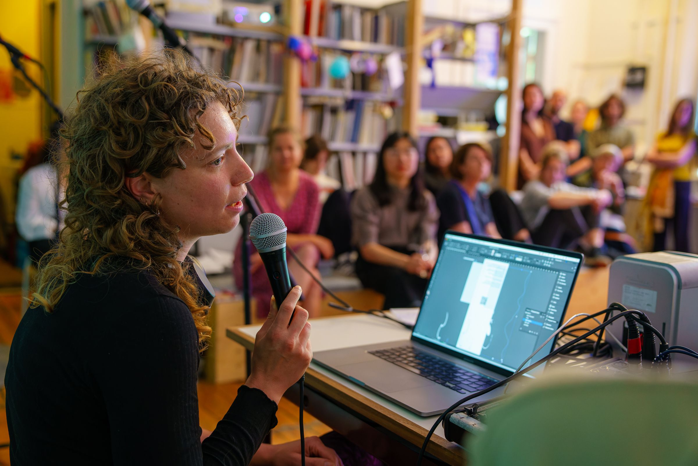 Water is what we make it persoon microfoon laptop publiek