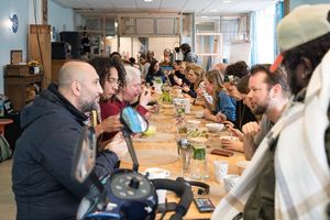 Wat maakt west eten lunch tafel mensen
